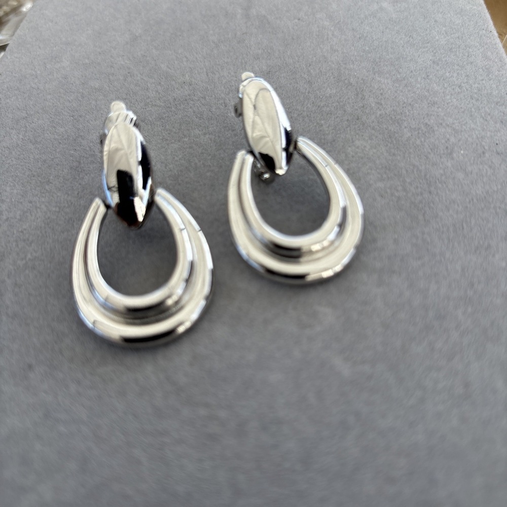 Vintage Silver Tone TRIFARI Mixed Texture Clip On Dangle Earrings‎ Signed